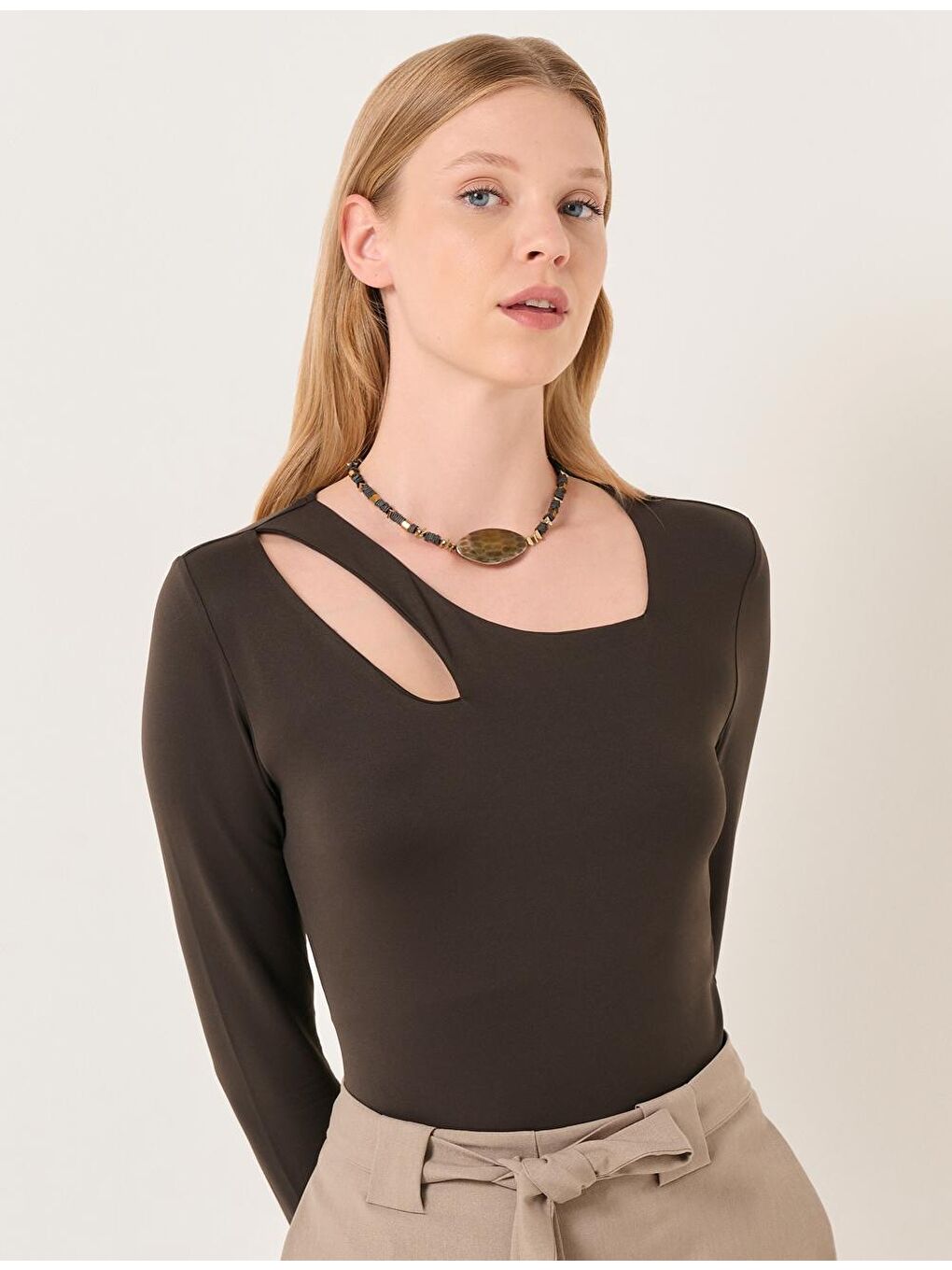 Kahverengi Koyu Kahve Asimetrik Yaka Uzun Kollu Bluz-2