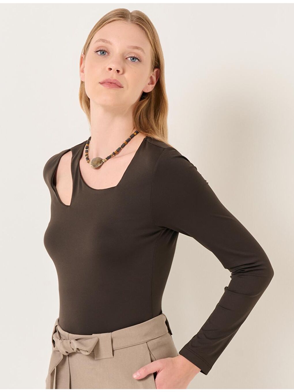 Kahverengi Koyu Kahve Asimetrik Yaka Uzun Kollu Bluz-3