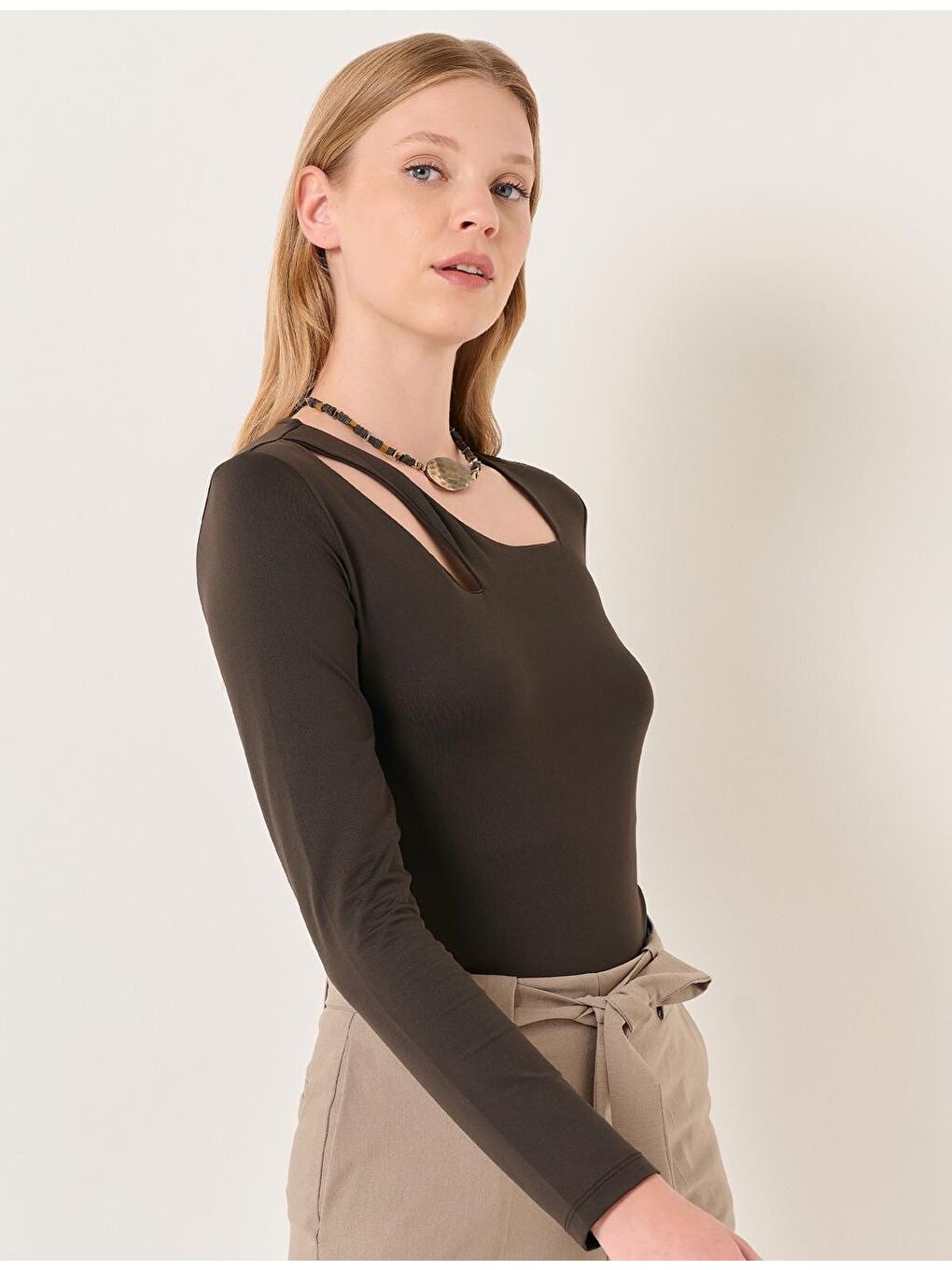 Kahverengi Koyu Kahve Asimetrik Yaka Uzun Kollu Bluz-4