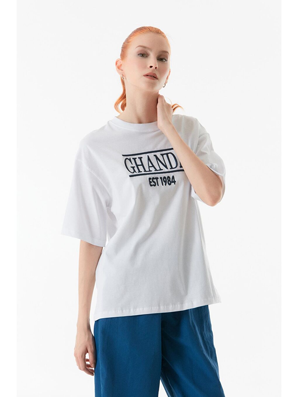 Beyaz Ghanda Nakışlı Bisiklet Yaka Tişört-1