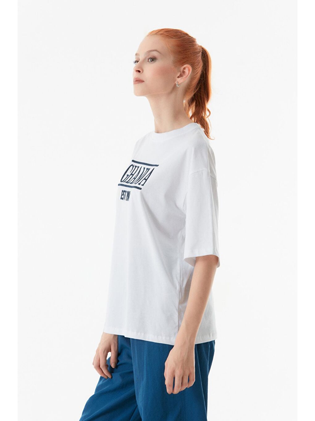 Beyaz Ghanda Nakışlı Bisiklet Yaka Tişört-3