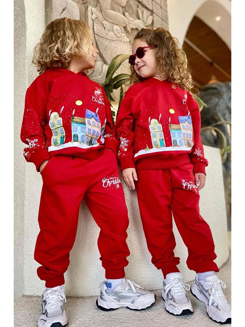 Kız Erkek Çocuk Kar Tanesi ve Bina Digital Baskılı Yazı Detaylı Kırmızı Eşofman Takım-1