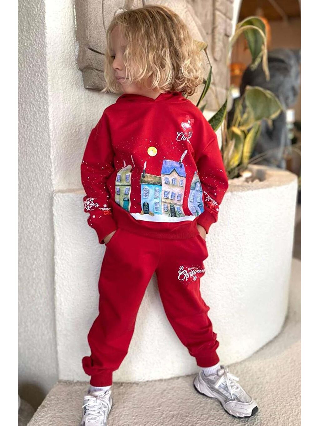 Kız Erkek Çocuk Kar Tanesi ve Bina Digital Baskılı Yazı Detaylı Kırmızı Eşofman Takım-2