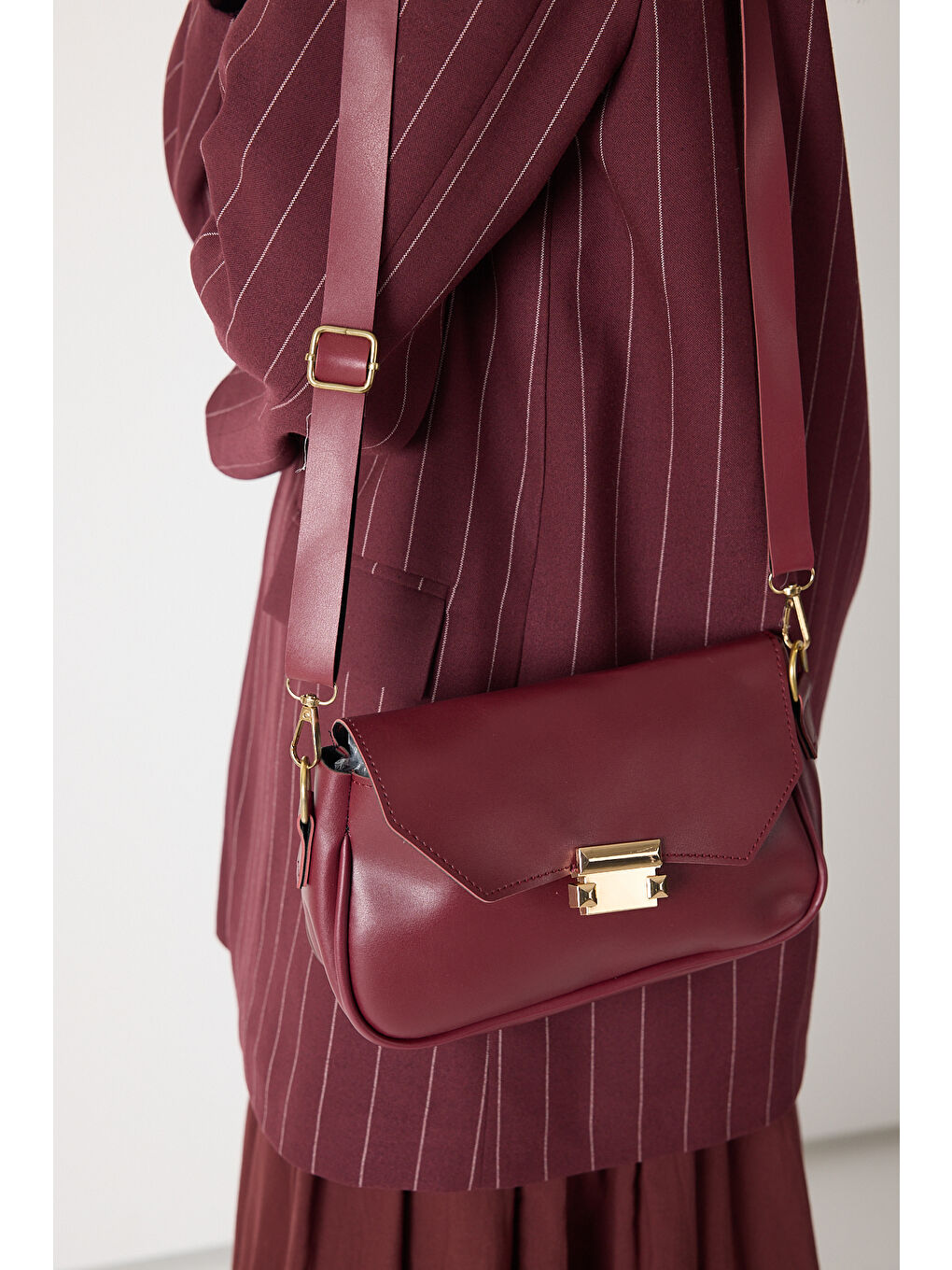 Kadın Bordo Tokalı Deri Görünümlü Askılı Omuz Çantası-1