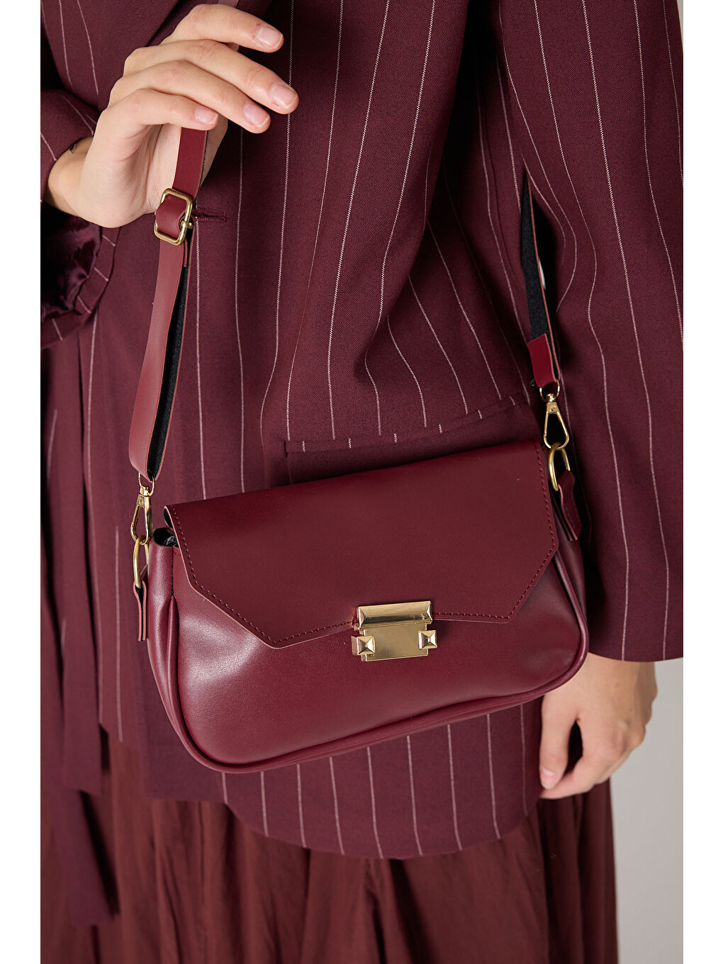 Kadın Bordo Tokalı Deri Görünümlü Askılı Omuz Çantası-2