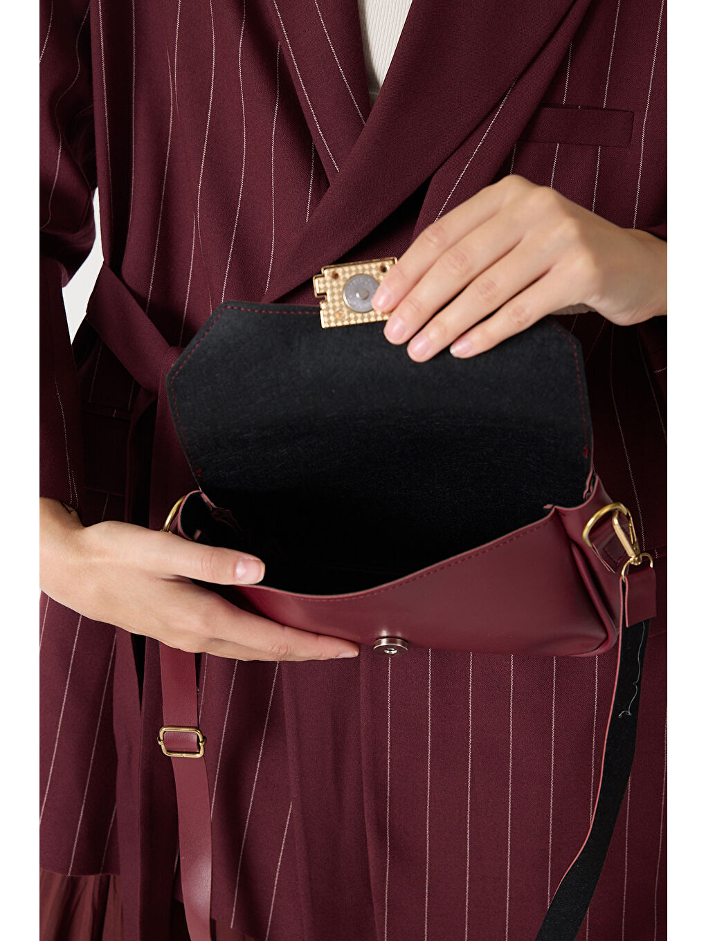 Kadın Bordo Tokalı Deri Görünümlü Askılı Omuz Çantası-4