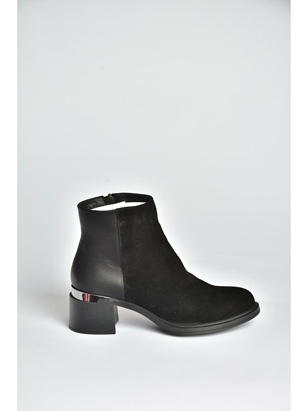 Siyah Kadın Bot V555559502