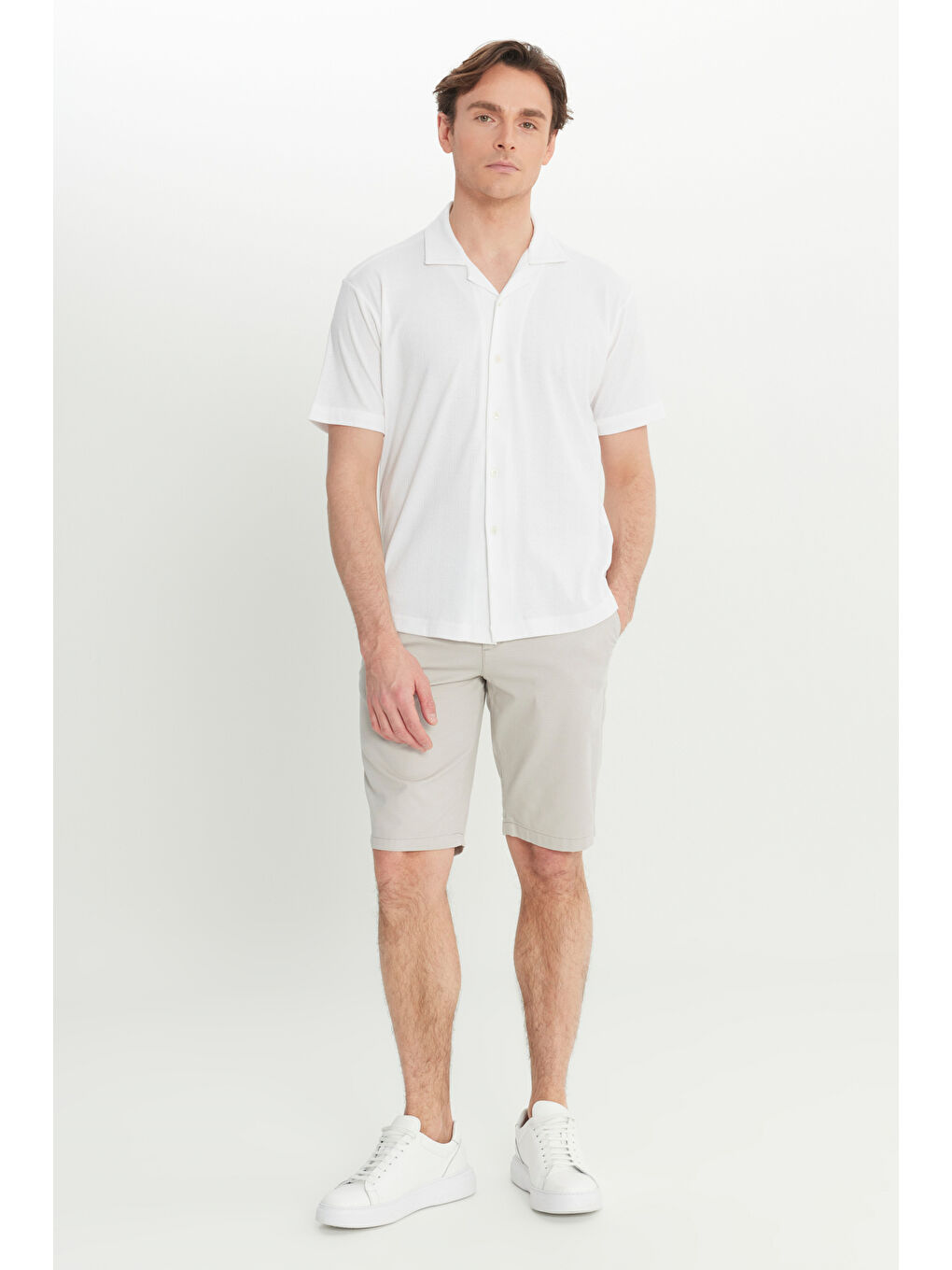 Erkek Beyaz Comfort Fit Rahat Kesim Hawai Yaka Jakarlı Gömlek-1