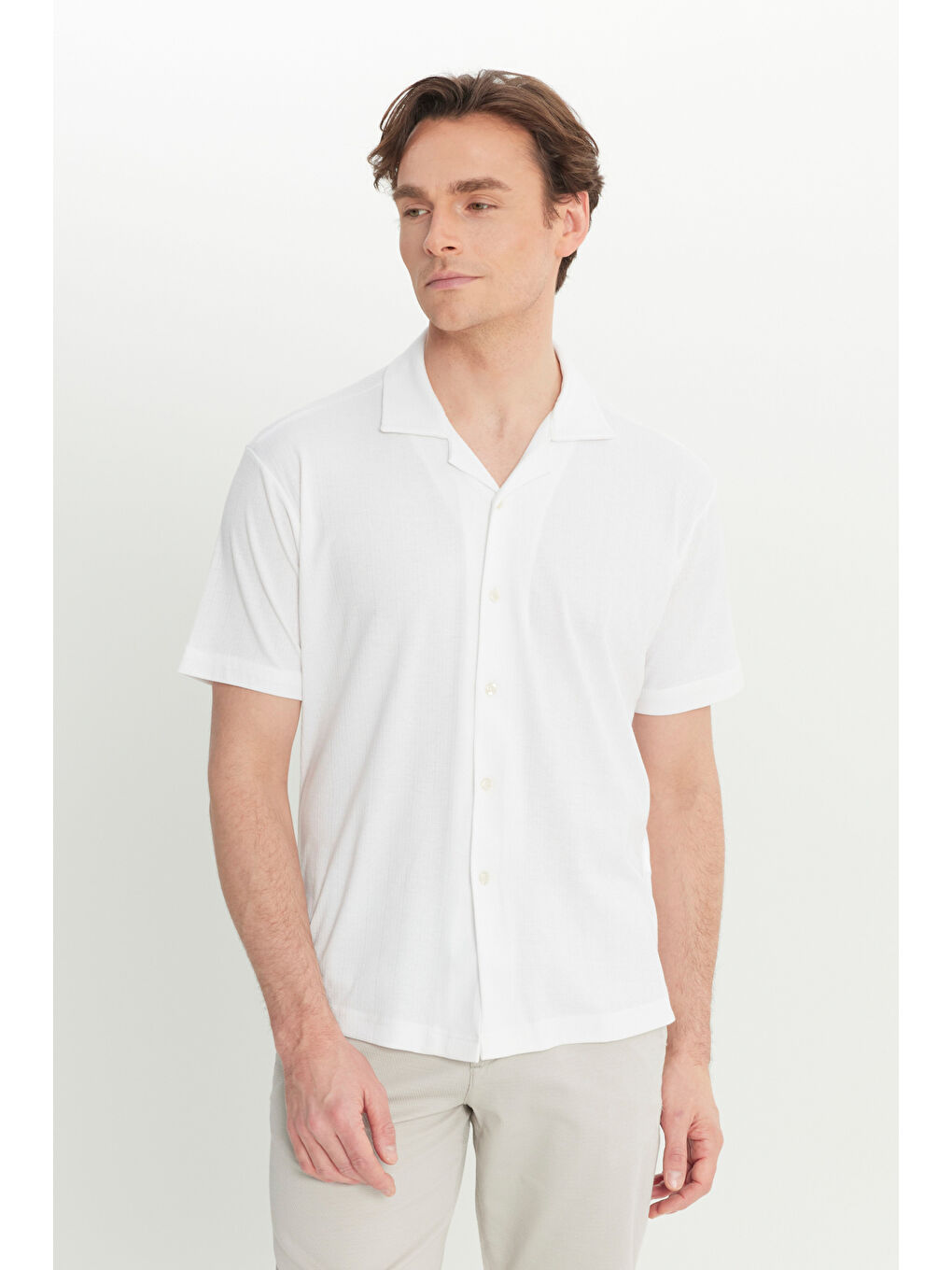 Erkek Beyaz Comfort Fit Rahat Kesim Hawai Yaka Jakarlı Gömlek-2