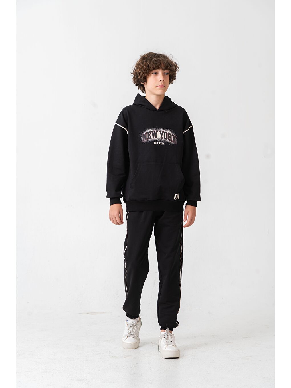 Siyah New York Brooklyn Baskılı Kanguru Cepli Yan Biyeli Erkek Çocuk Alt Üst Eşofman Takımı-1