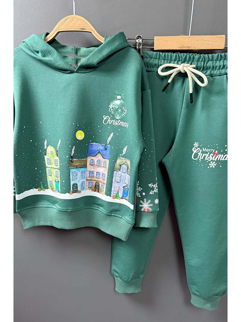 Kız Erkek Çocuk Kar Tanesi ve Bina Digital Baskılı Yazı Detaylı Yeşil Eşofman Takım-2