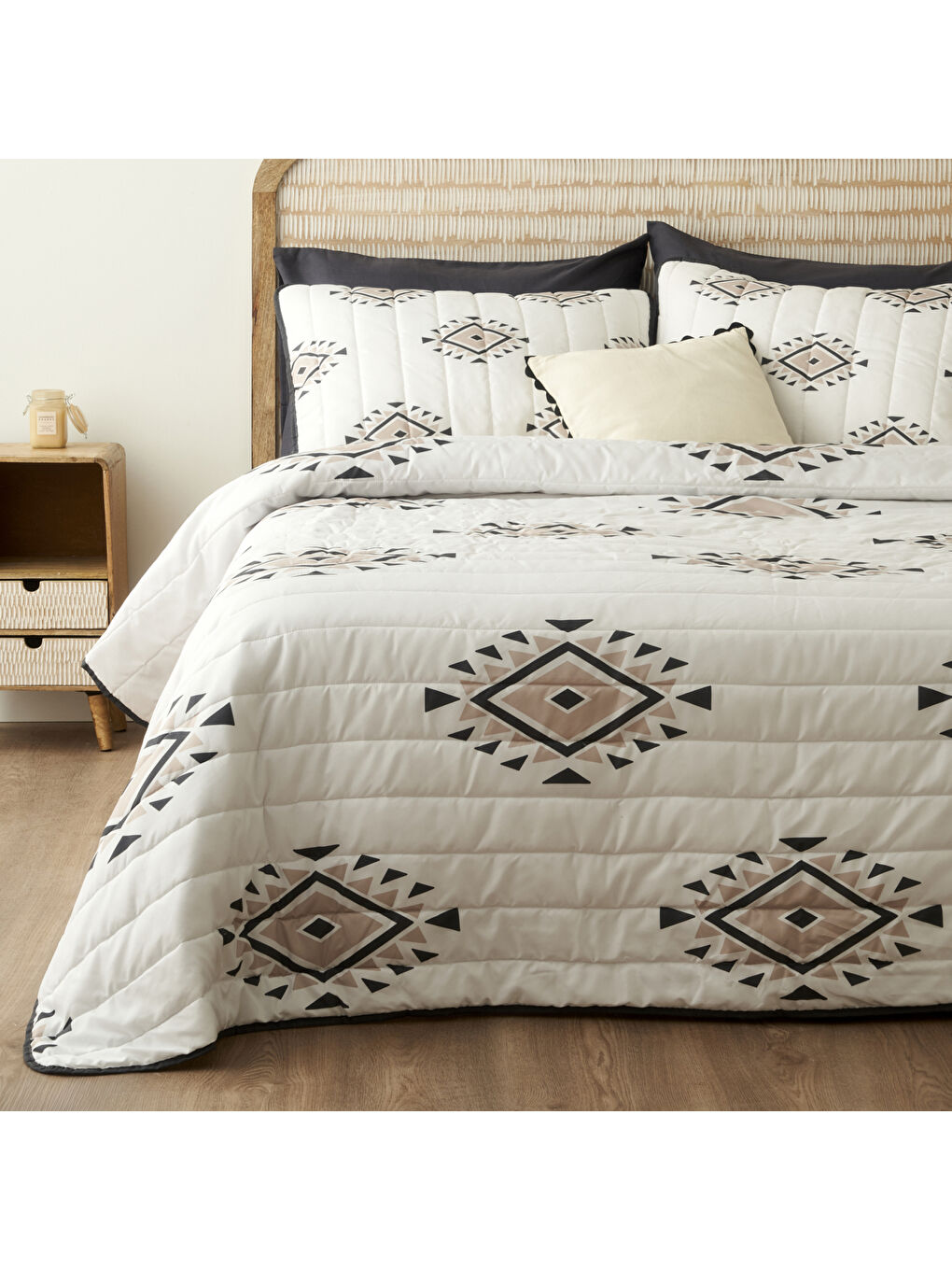 Karışık Nora Kapitoneli Çok Amaçlı Çift Kişilik Yatak Örtüsü Seti (240x220 cm)