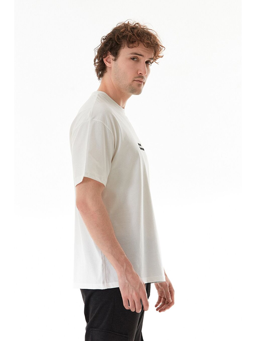 Ekru Yazı Kabartma Baskılı Bisiklet Yaka %100 Pamuk Tişört-2