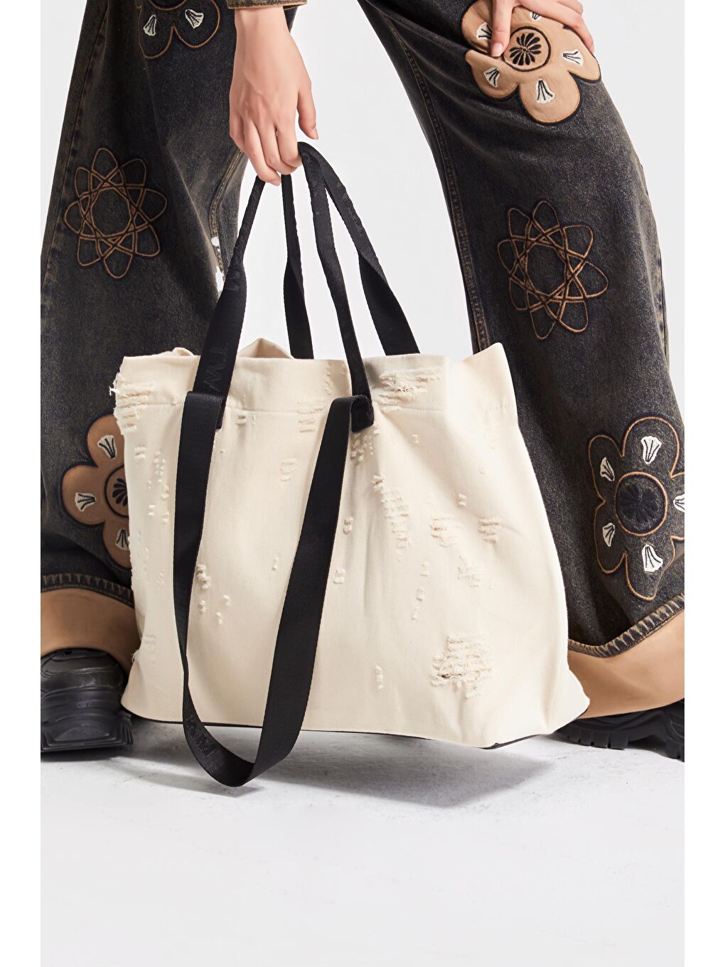 Bej Renk Denim Kumaş Yıpratma Detaylı El ve Omuz Askılı Tasarım Çanta-3