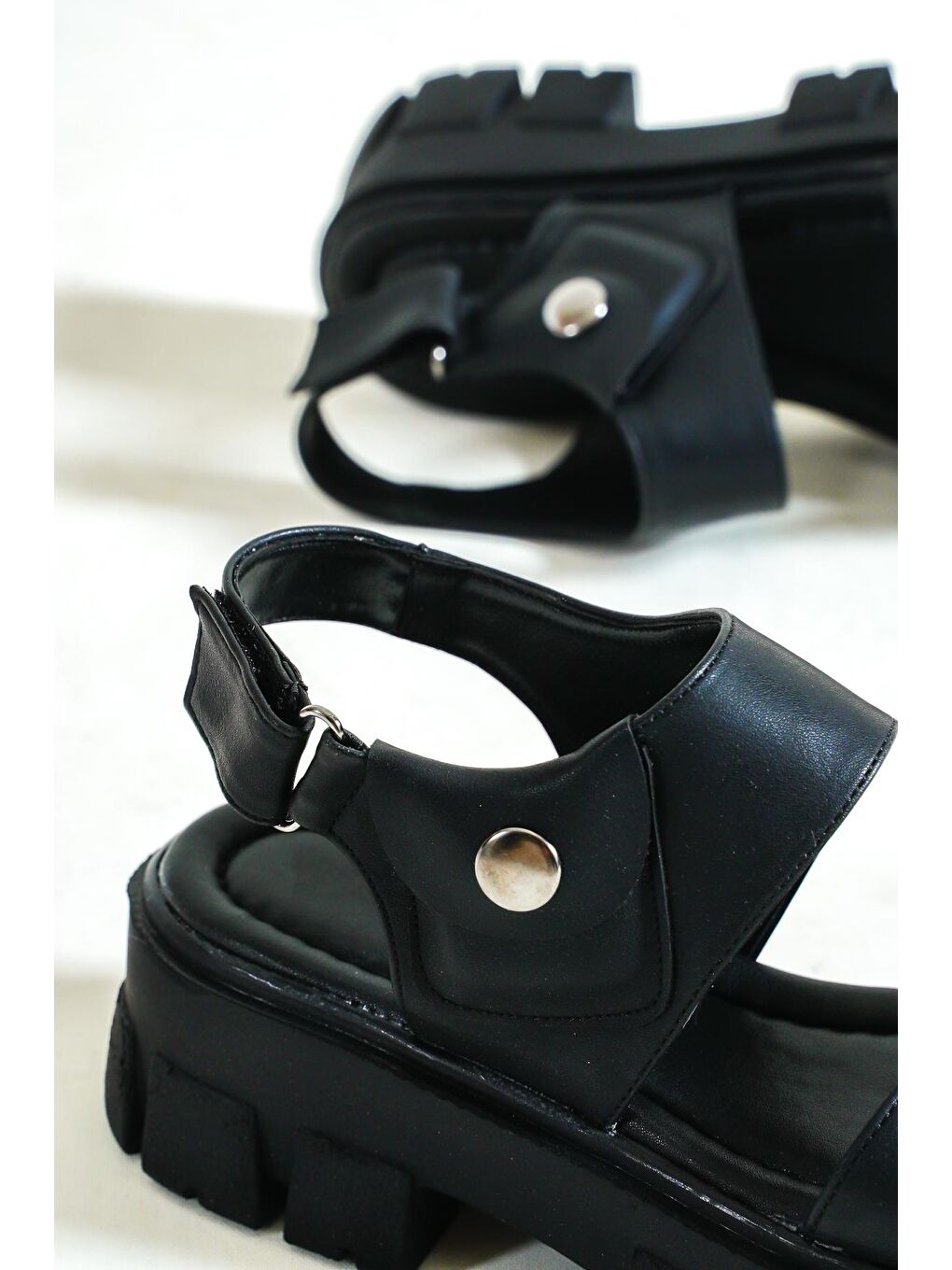 Siyah Kalın Tabanlı Cepli Tek Bantlı Kaın Sandalet-2