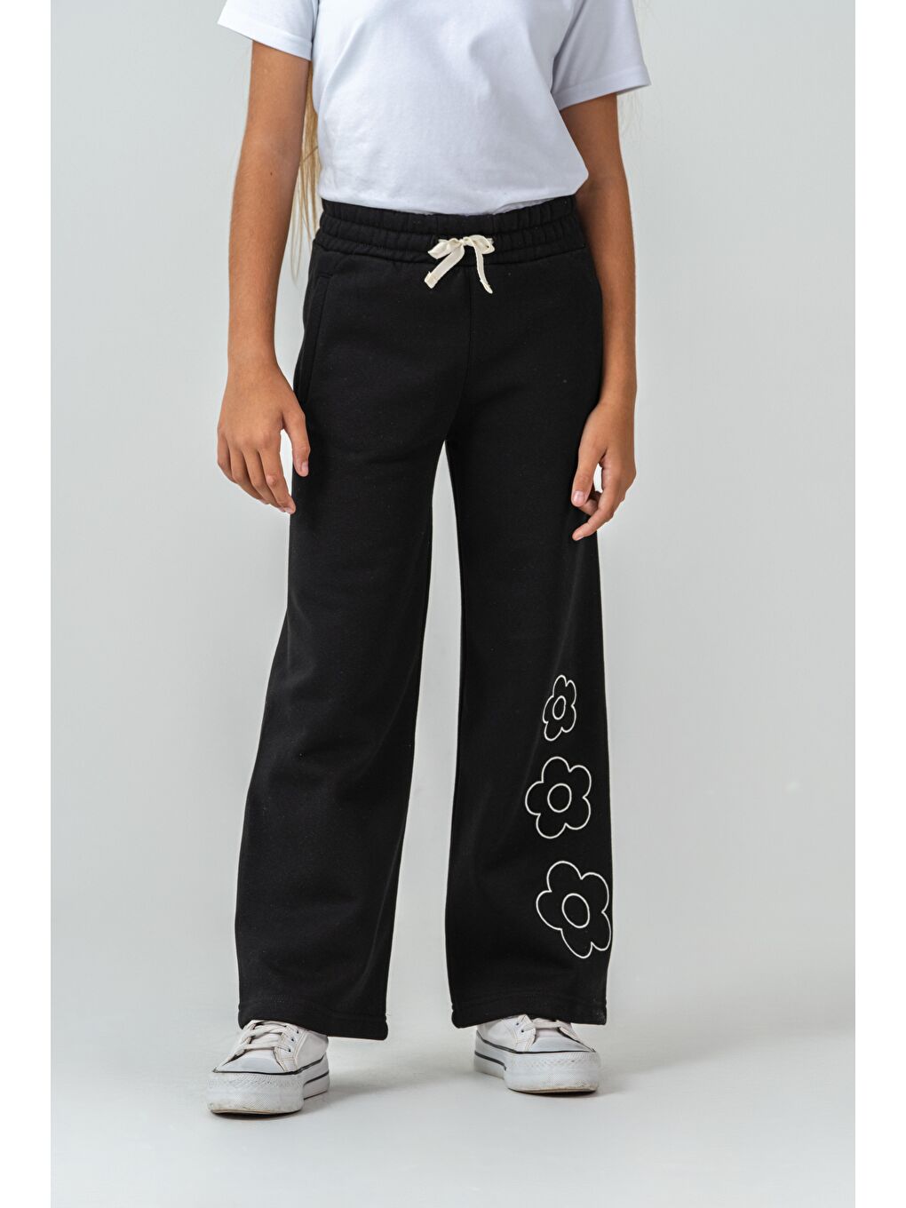 Siyah 3 İp Çiçek Nakışlı Kız Çocuk Eşofman Altı-1