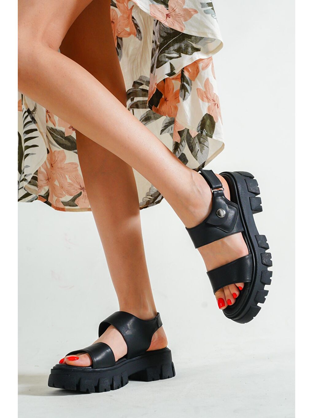 Siyah Kalın Tabanlı Cepli Tek Bantlı Kaın Sandalet-1