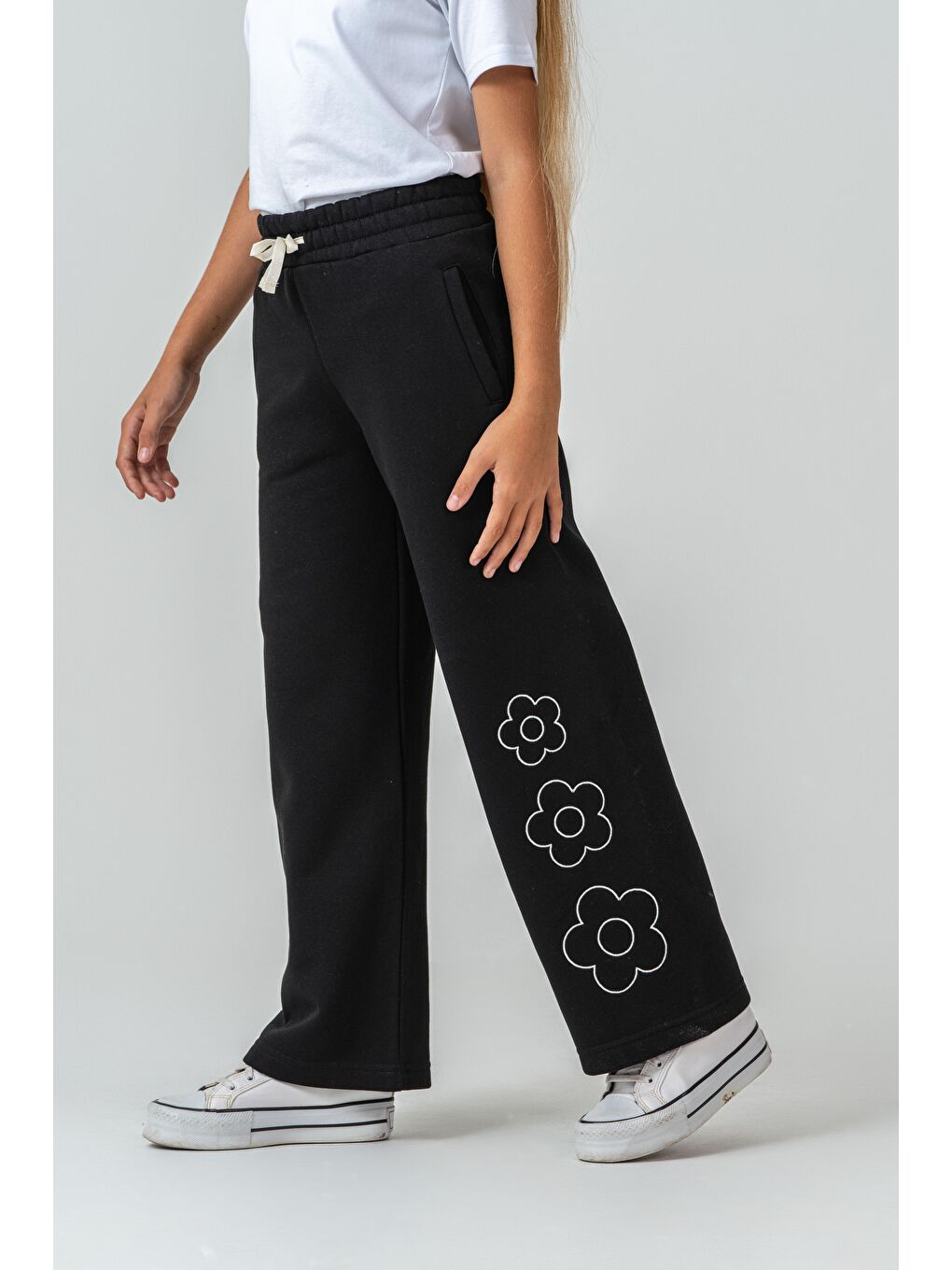 Siyah 3 İp Çiçek Nakışlı Kız Çocuk Eşofman Altı-2