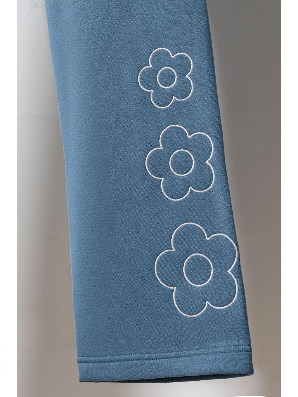 Mavi 3 İp Çiçek Nakışlı Kız Çocuk Eşofman Altı-4