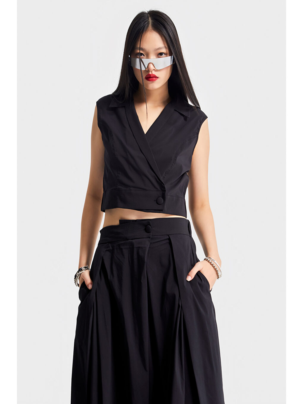 Kadın Siyah Renk Sıfır Kol Yakalı Kemeri Lastlikli Crop Tasarım Gömlek-2