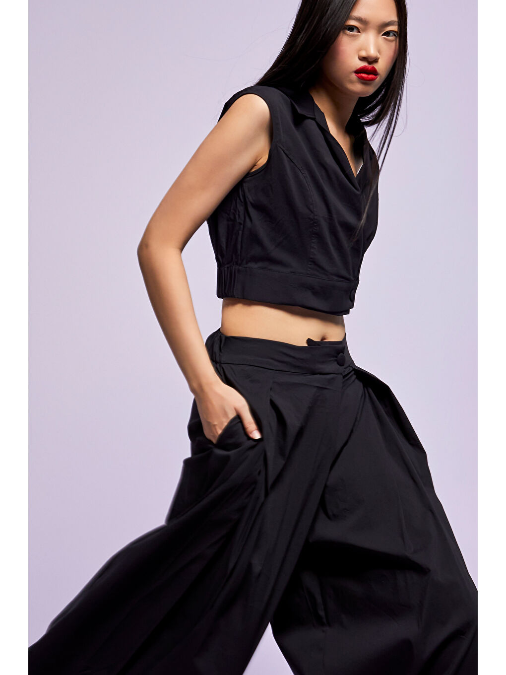 Kadın Siyah Renk Sıfır Kol Yakalı Kemeri Lastlikli Crop Tasarım Gömlek-4