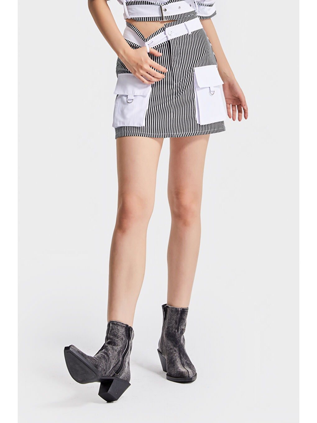 Kadın Siyah Beyaz Çizgili Renk Torba Cep Detaylı Mini Boy Özel Tasarım Etek