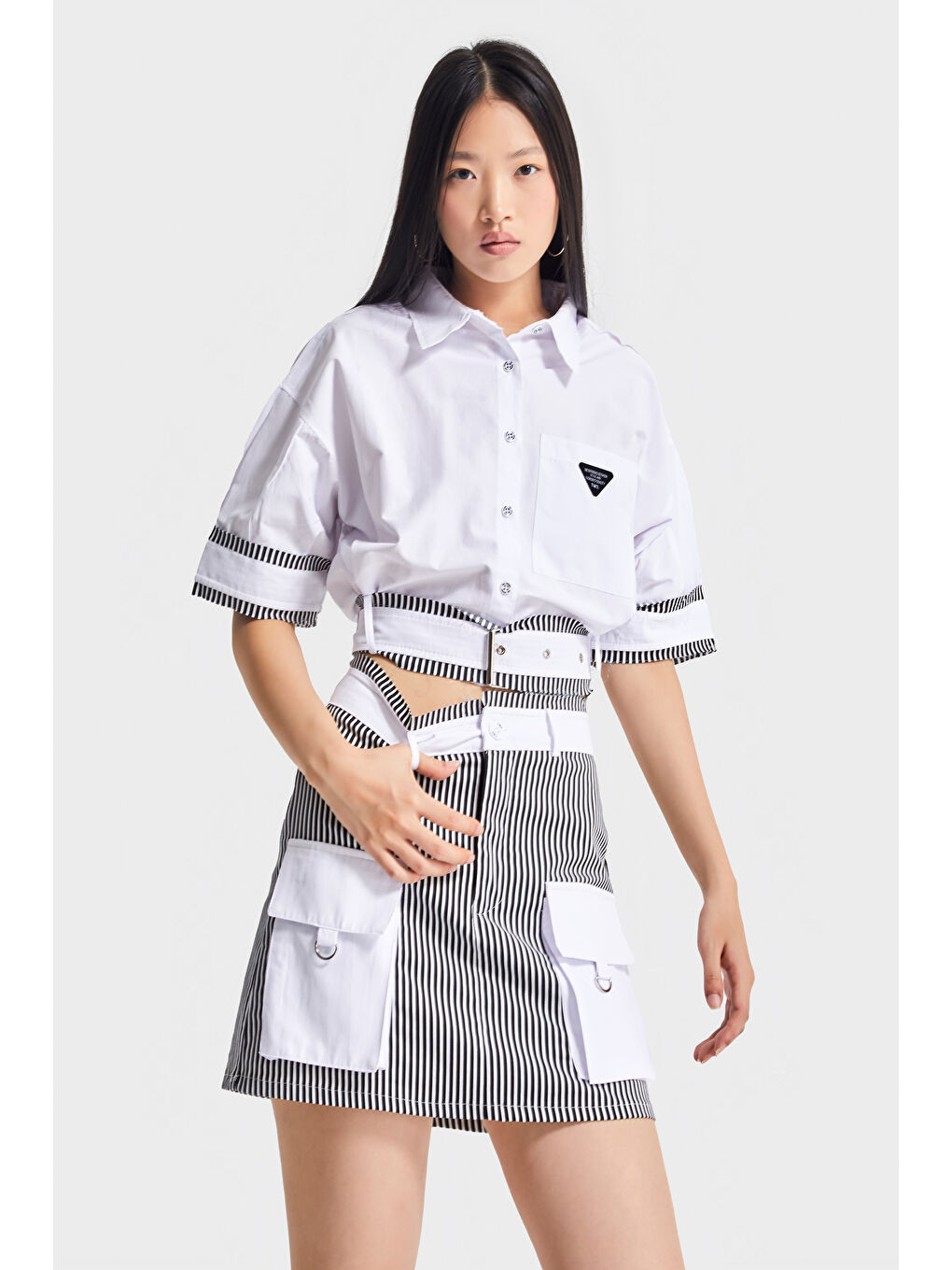 Kadın Siyah Beyaz Çizgili Renk Torba Cep Detaylı Mini Boy Özel Tasarım Etek-2