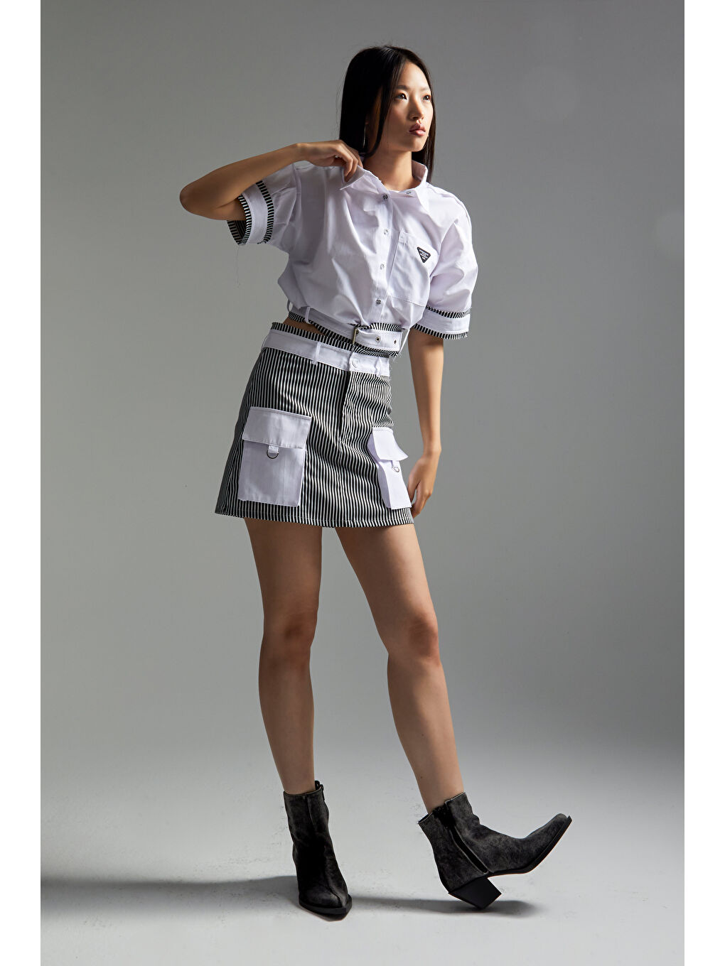 Kadın Siyah Beyaz Çizgili Renk Torba Cep Detaylı Mini Boy Özel Tasarım Etek-3