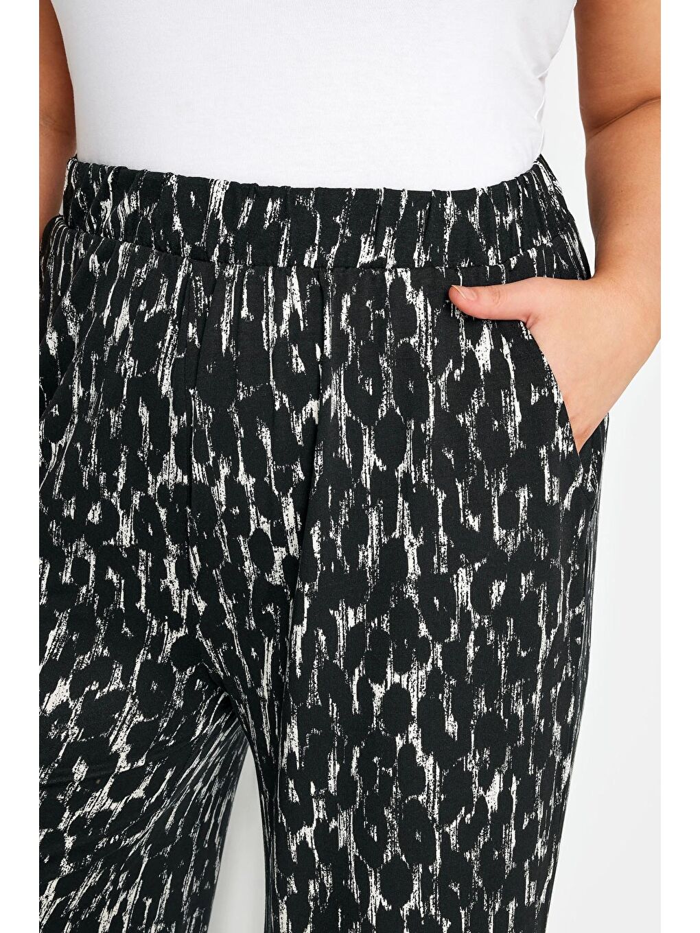 Siyah Büyük Beden Beli Lastikli Cepli Desenli Geniş Paça Pantolon 143736-3