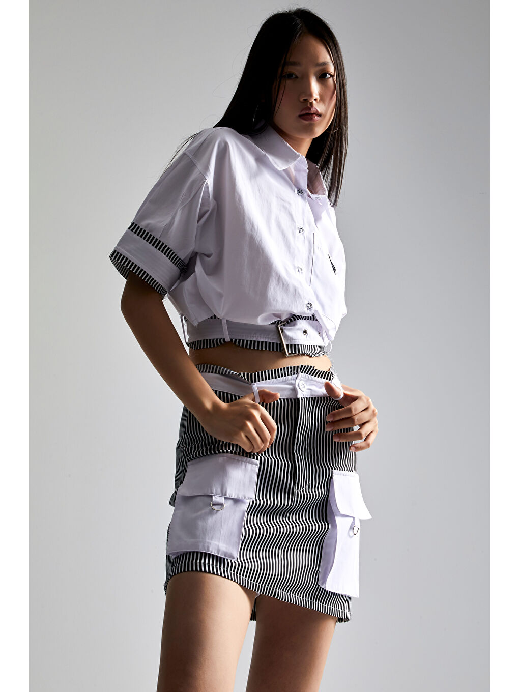 Kadın Siyah Beyaz Çizgili Renk Torba Cep Detaylı Mini Boy Özel Tasarım Etek-4