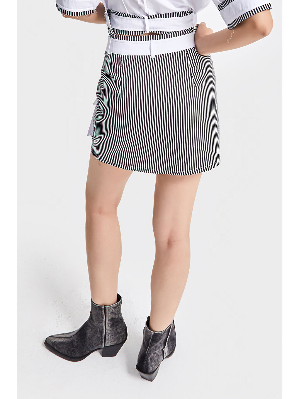 Kadın Siyah Beyaz Çizgili Renk Torba Cep Detaylı Mini Boy Özel Tasarım Etek-5