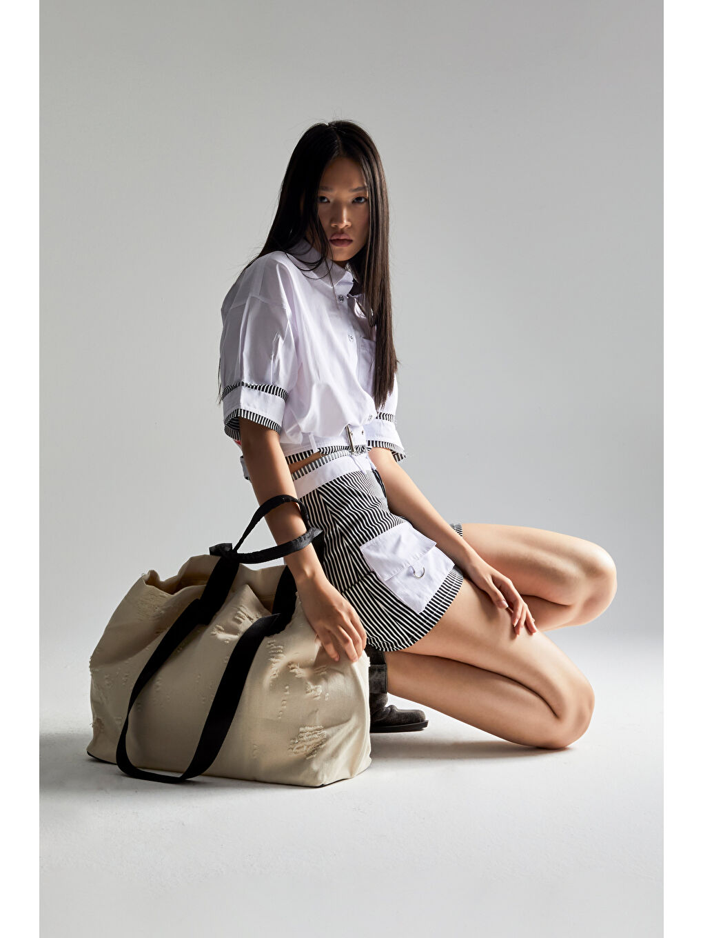 Kadın Beyaz Renk Oversize Kemer Detaylı Önü Düğmeli Crop Top Kumaş Gömlek-2