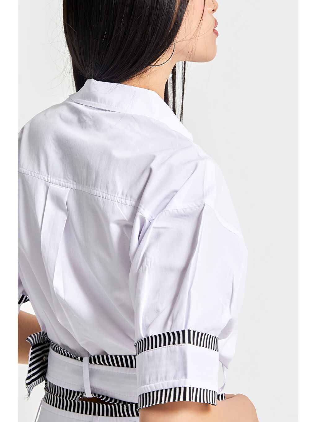 Kadın Beyaz Renk Oversize Kemer Detaylı Önü Düğmeli Crop Top Kumaş Gömlek-3