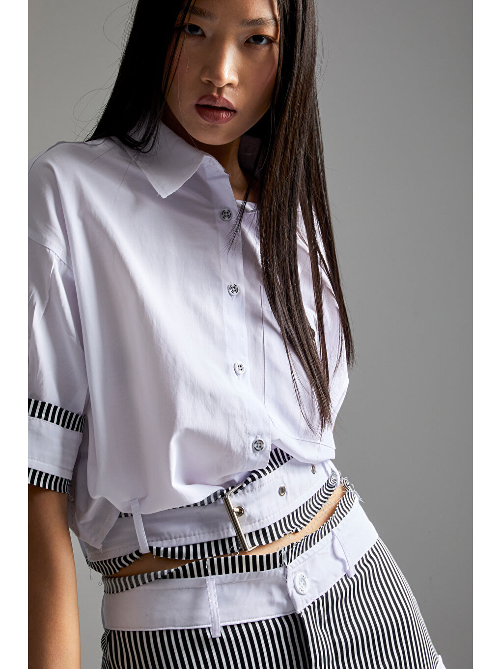 Kadın Beyaz Renk Oversize Kemer Detaylı Önü Düğmeli Crop Top Kumaş Gömlek-4