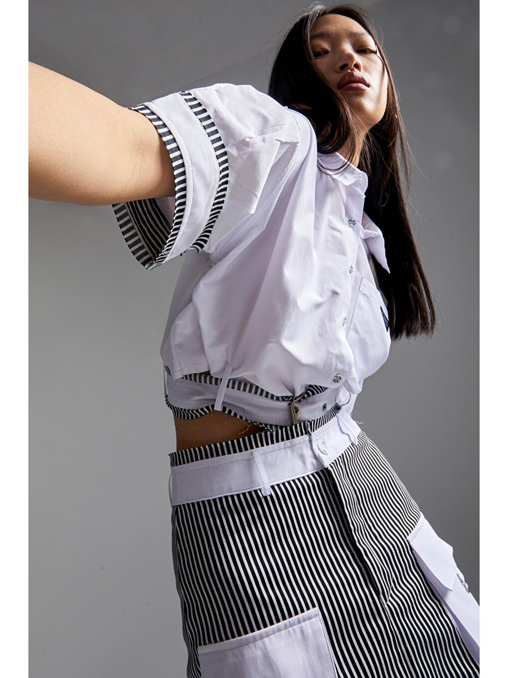 Kadın Beyaz Renk Oversize Kemer Detaylı Önü Düğmeli Crop Top Kumaş Gömlek-5