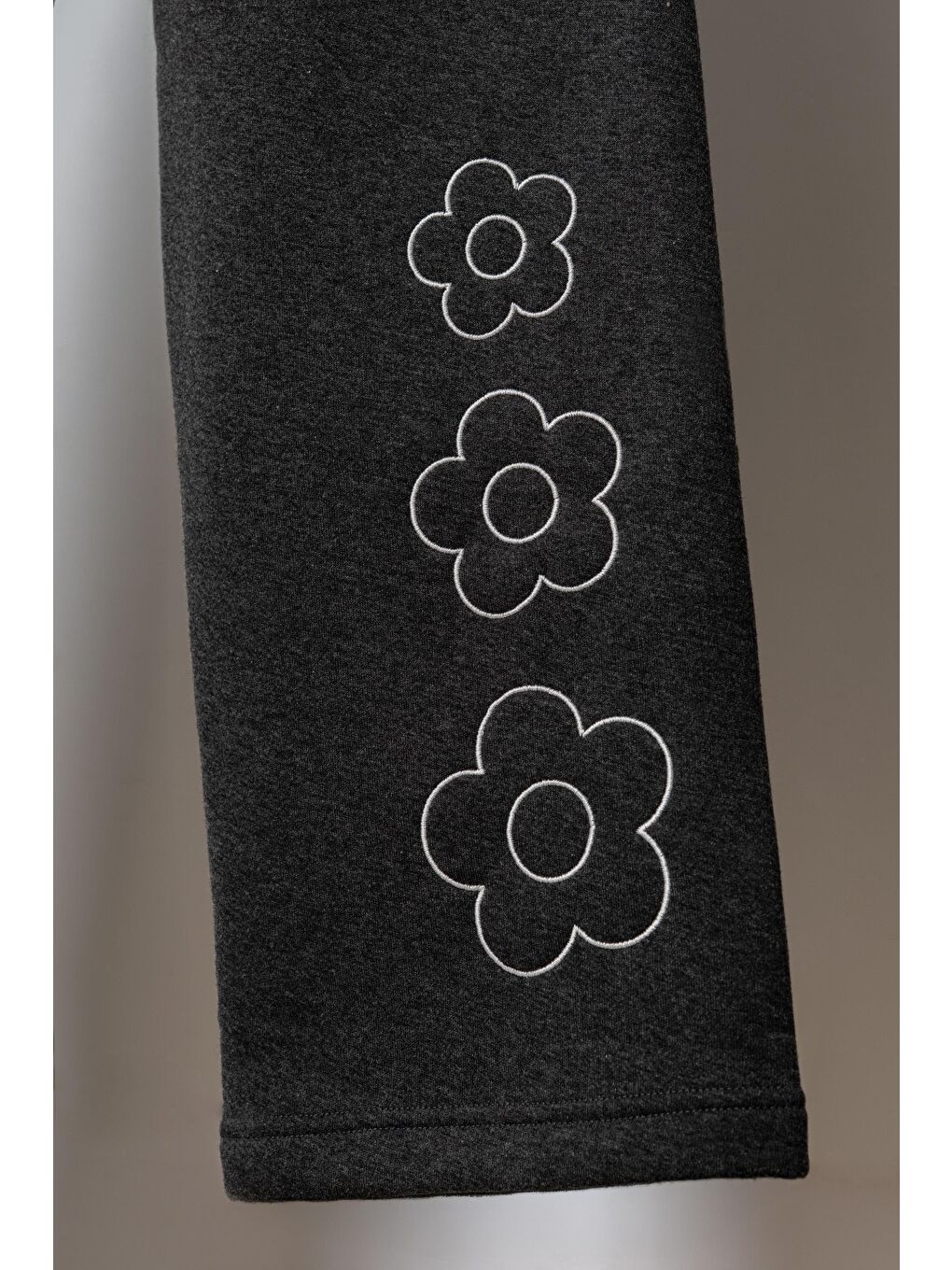 Antrasit 3 İp Çiçek Nakışlı Kız Çocuk Eşofman Altı-4