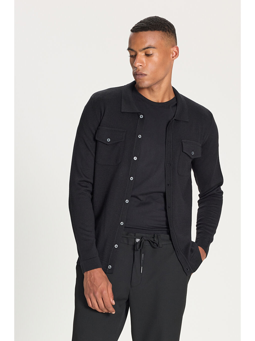 Erkek Siyah Sıcak Tutan Yünlü Standart Fit Normal Kesim Gömlek Yaka Cepli Triko Hırka