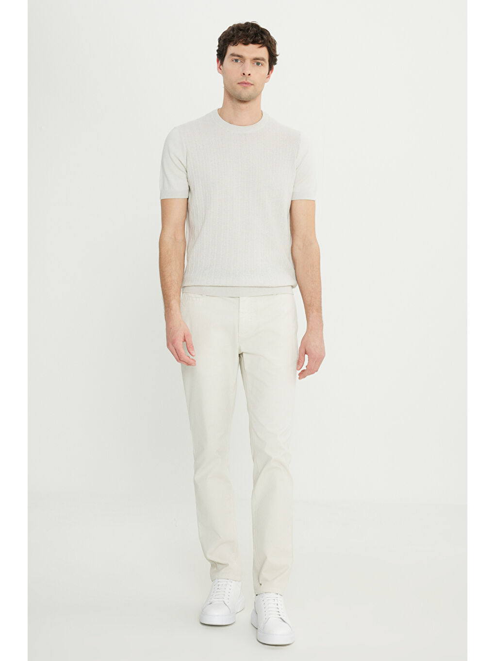 Erkek Açık Gri %100 Pamuk Standart Fit Normal Kesim Bisiklet Yaka Jakarlı Triko Tişört-1