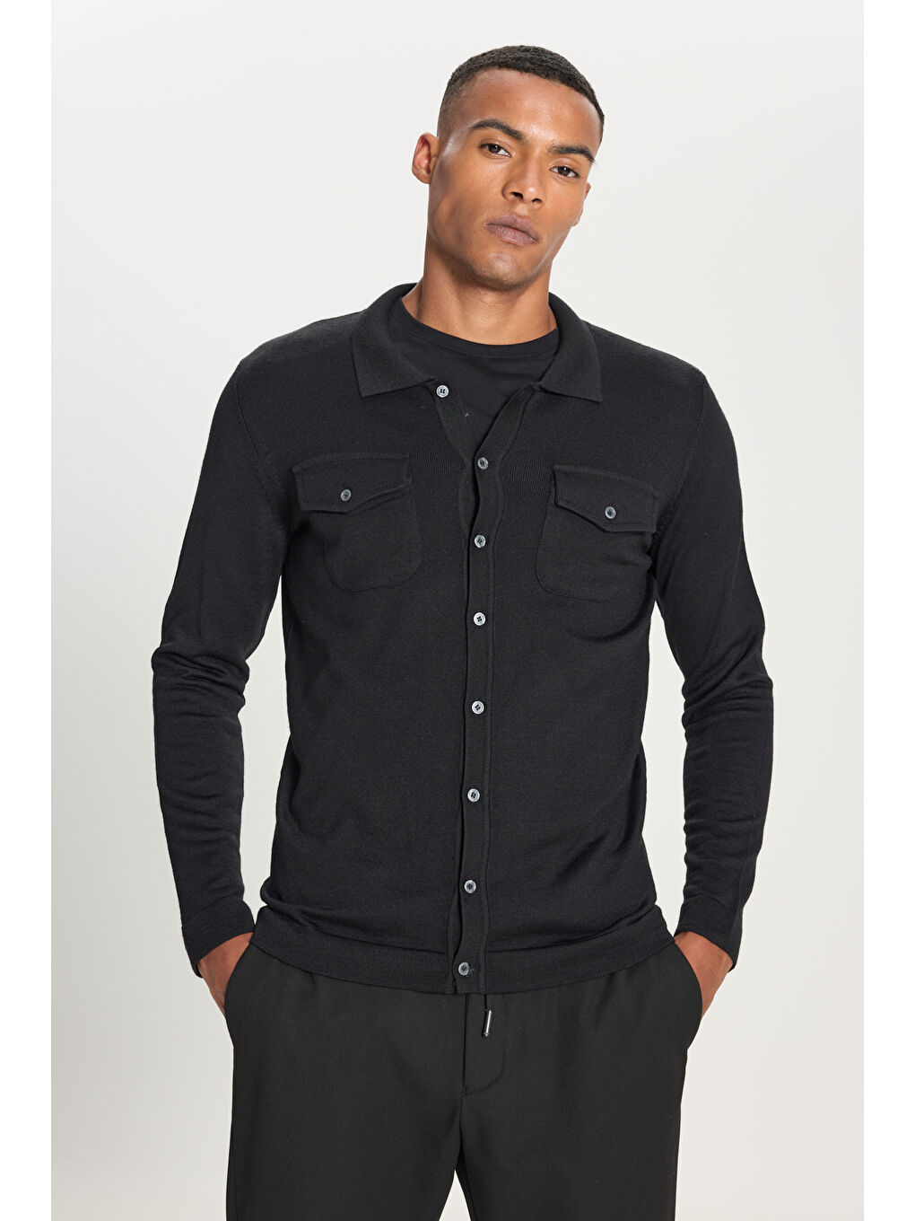 Erkek Siyah Sıcak Tutan Yünlü Standart Fit Normal Kesim Gömlek Yaka Cepli Triko Hırka-2