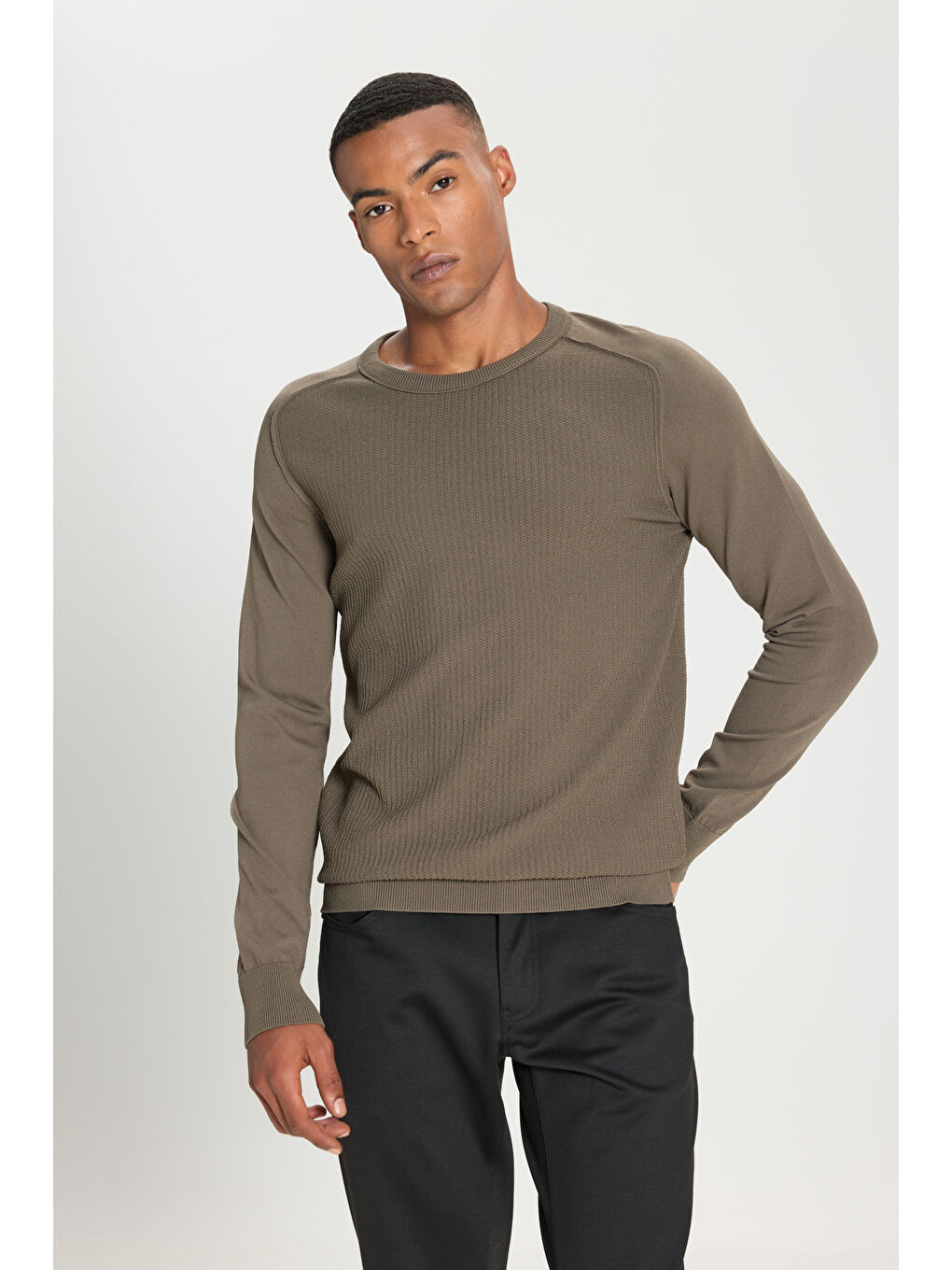 Erkek Haki Standart Fit Normal Kesim Bisiklet Yaka Jakarlı Triko Kazak-2