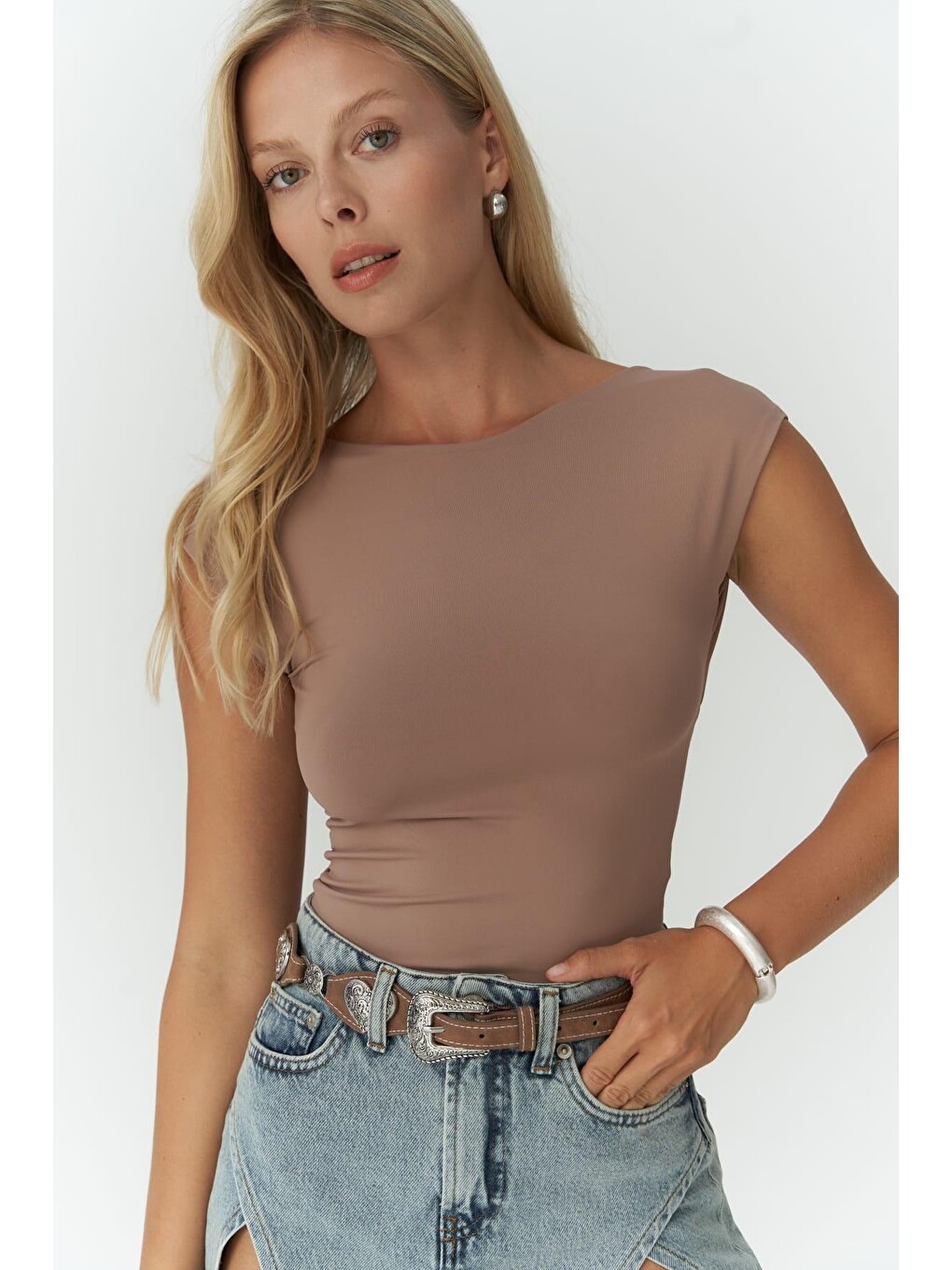 Bej Nives Sırt Dekolteli Vizon Crop Bluz