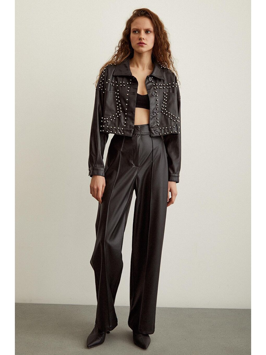 Siyah İnci Detaylı Crop Deri Ceket