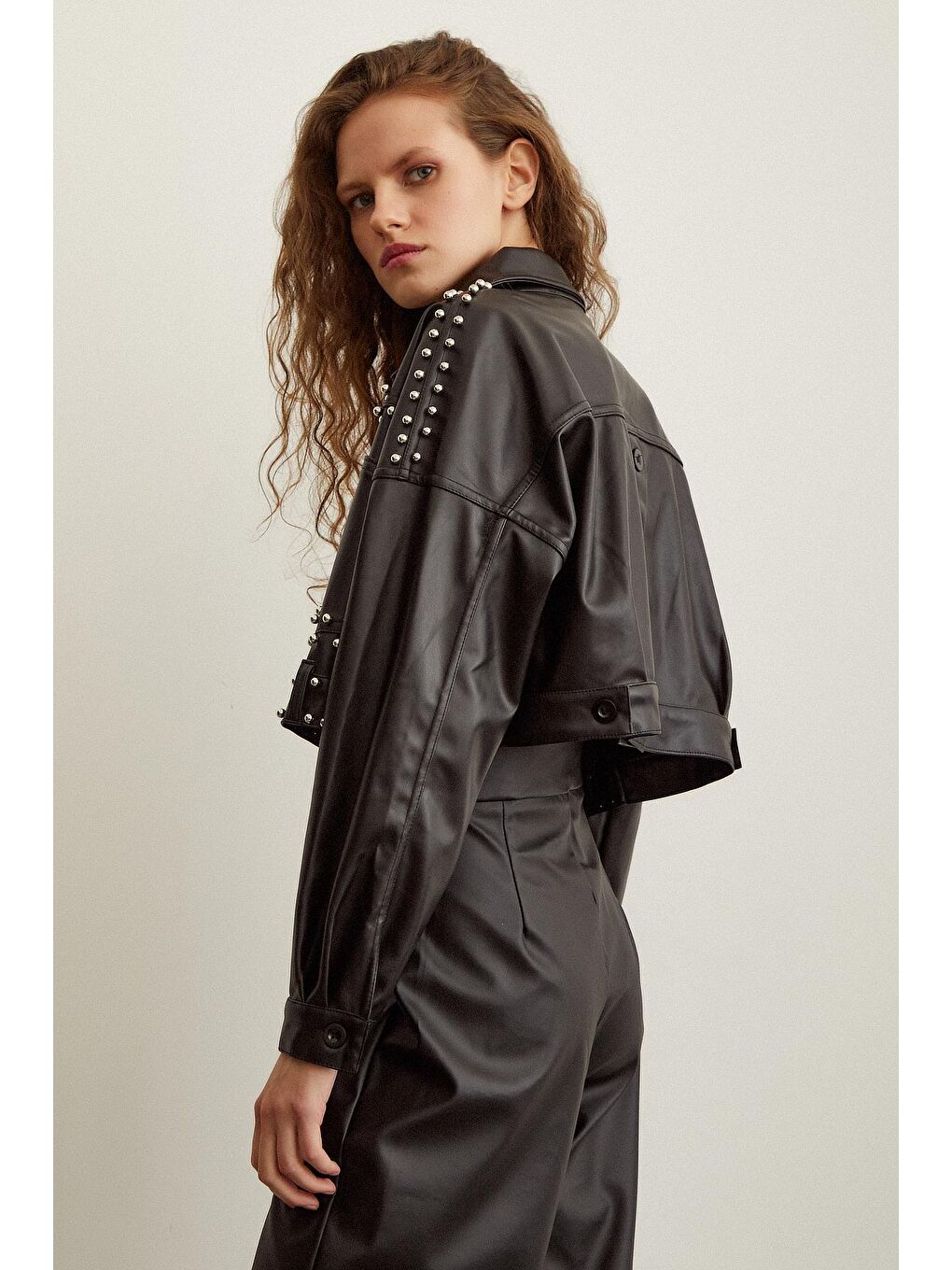 Siyah İnci Detaylı Crop Deri Ceket-2