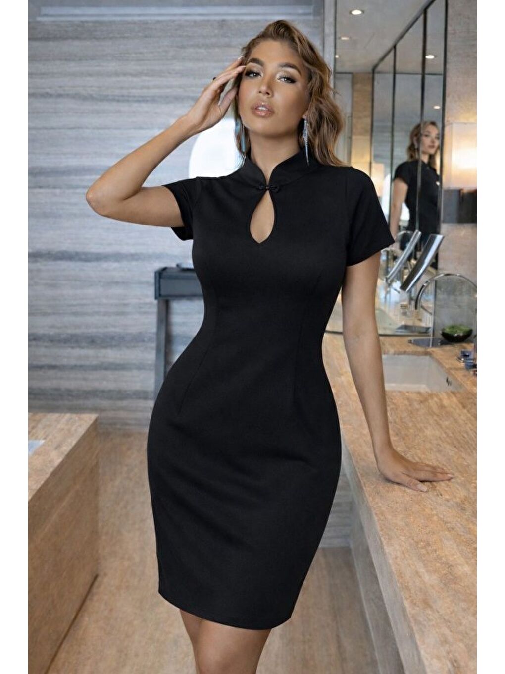 Siyah Kadın Kısa Kollu Damla Yaka Detaylı Yakası Bağcık Detaylı Kısa Ithal Krep Elbise