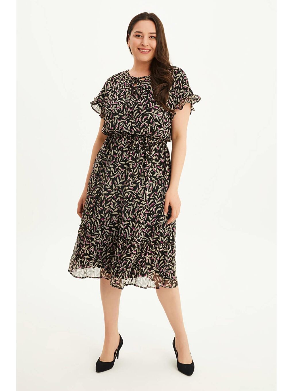 Siyah Önü Bağcıklı Fırfır Detaylı Şifon Elbise