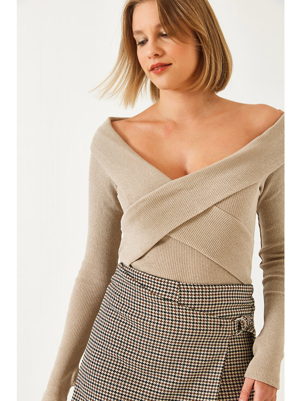 Bej Kadın Çapraz Bantlı Parmak Geçirmeli Madonna Yaka Bluz