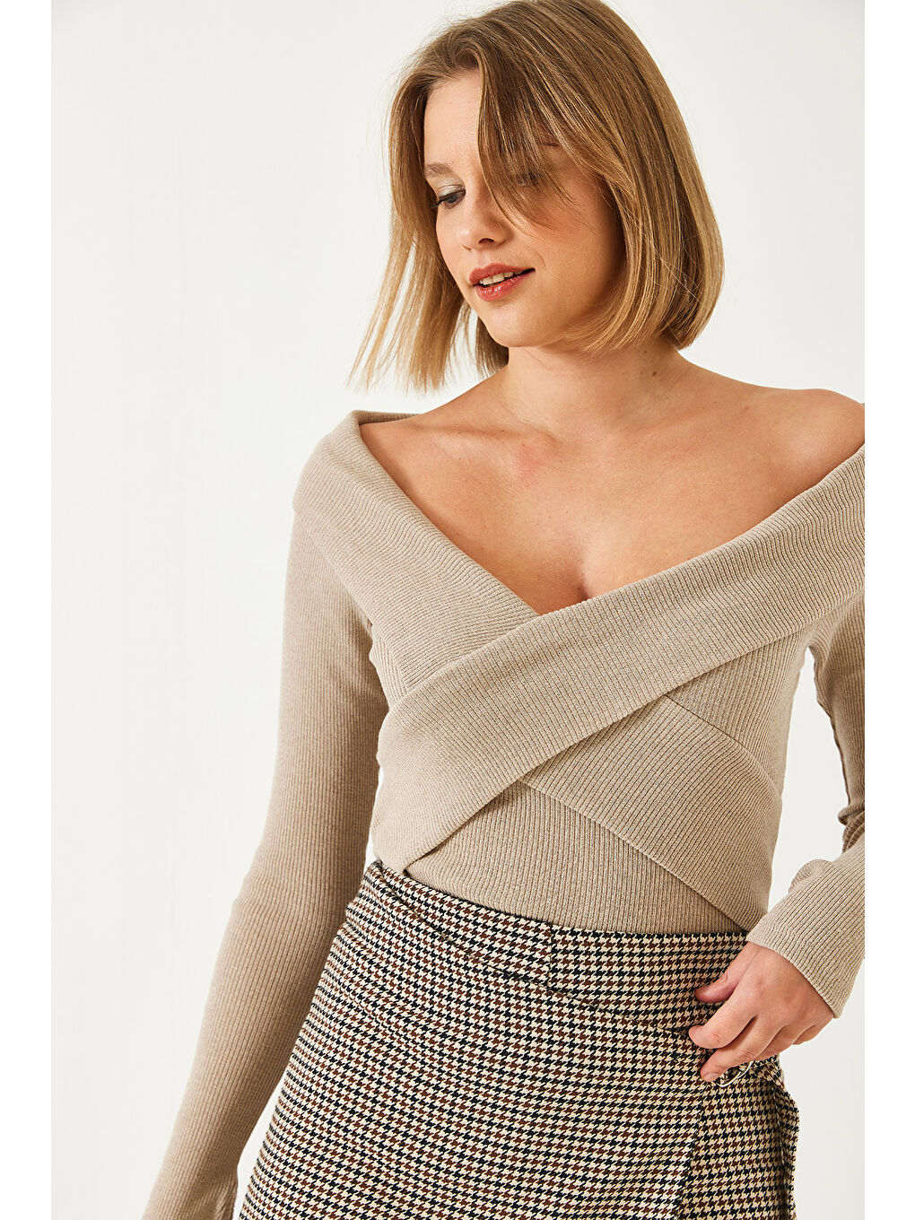 Bej Kadın Çapraz Bantlı Parmak Geçirmeli Madonna Yaka Bluz-1