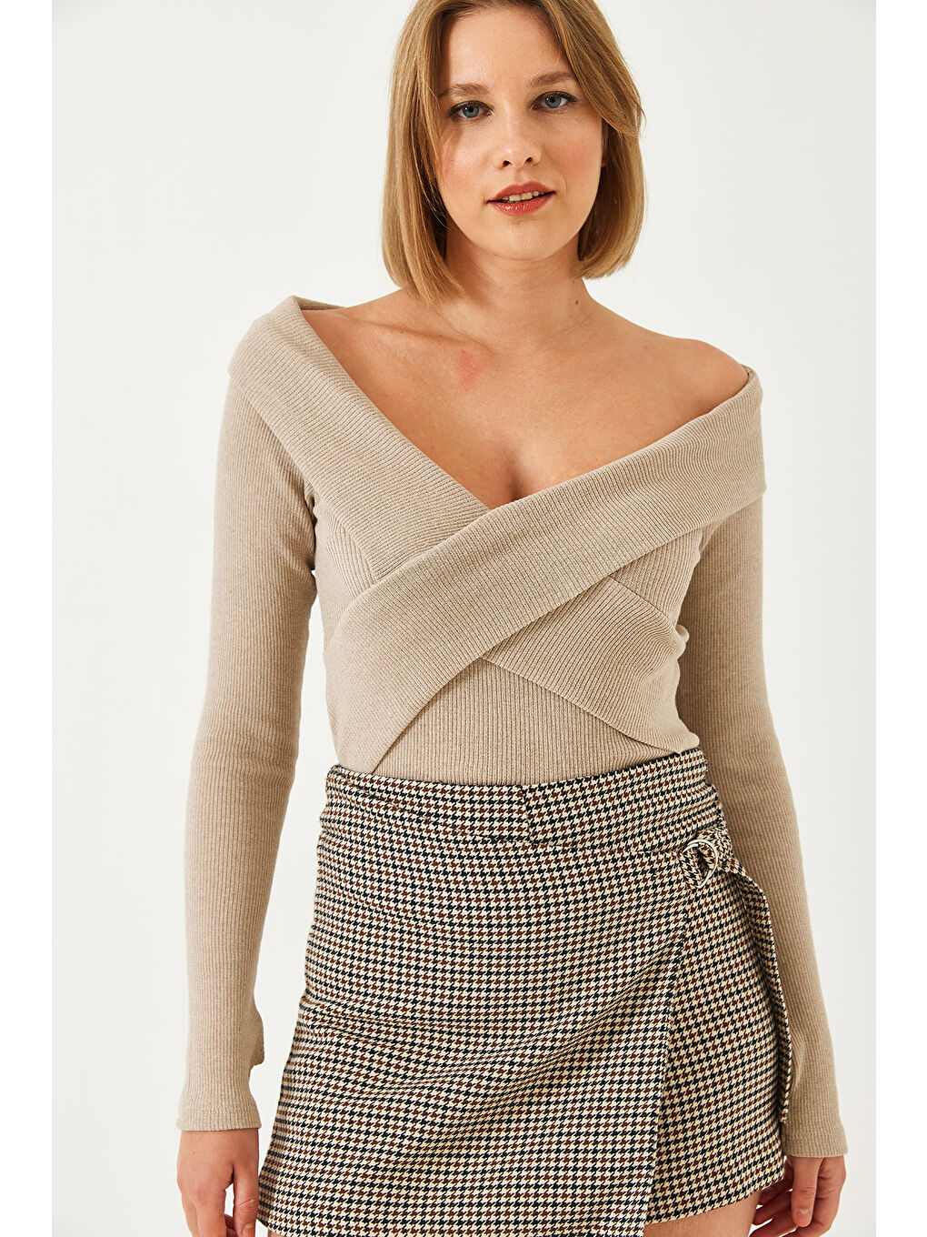 Bej Kadın Çapraz Bantlı Parmak Geçirmeli Madonna Yaka Bluz-2