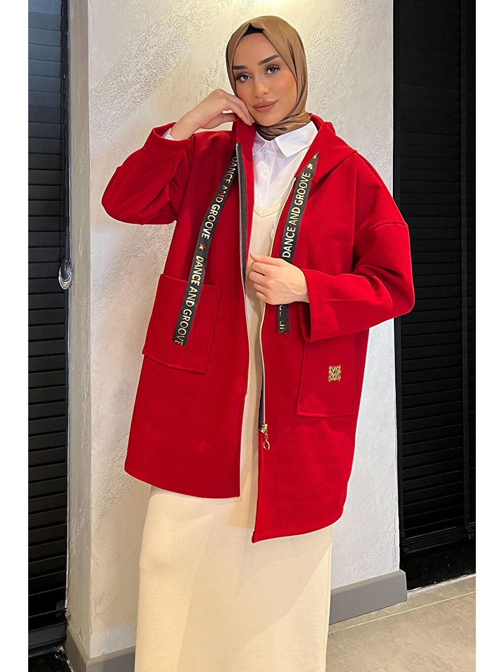 Kırmızı Kapüşonlu Fermuarlı Tesettür Ceket