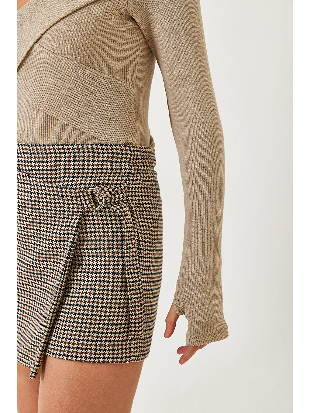 Bej Kadın Çapraz Bantlı Parmak Geçirmeli Madonna Yaka Bluz-3